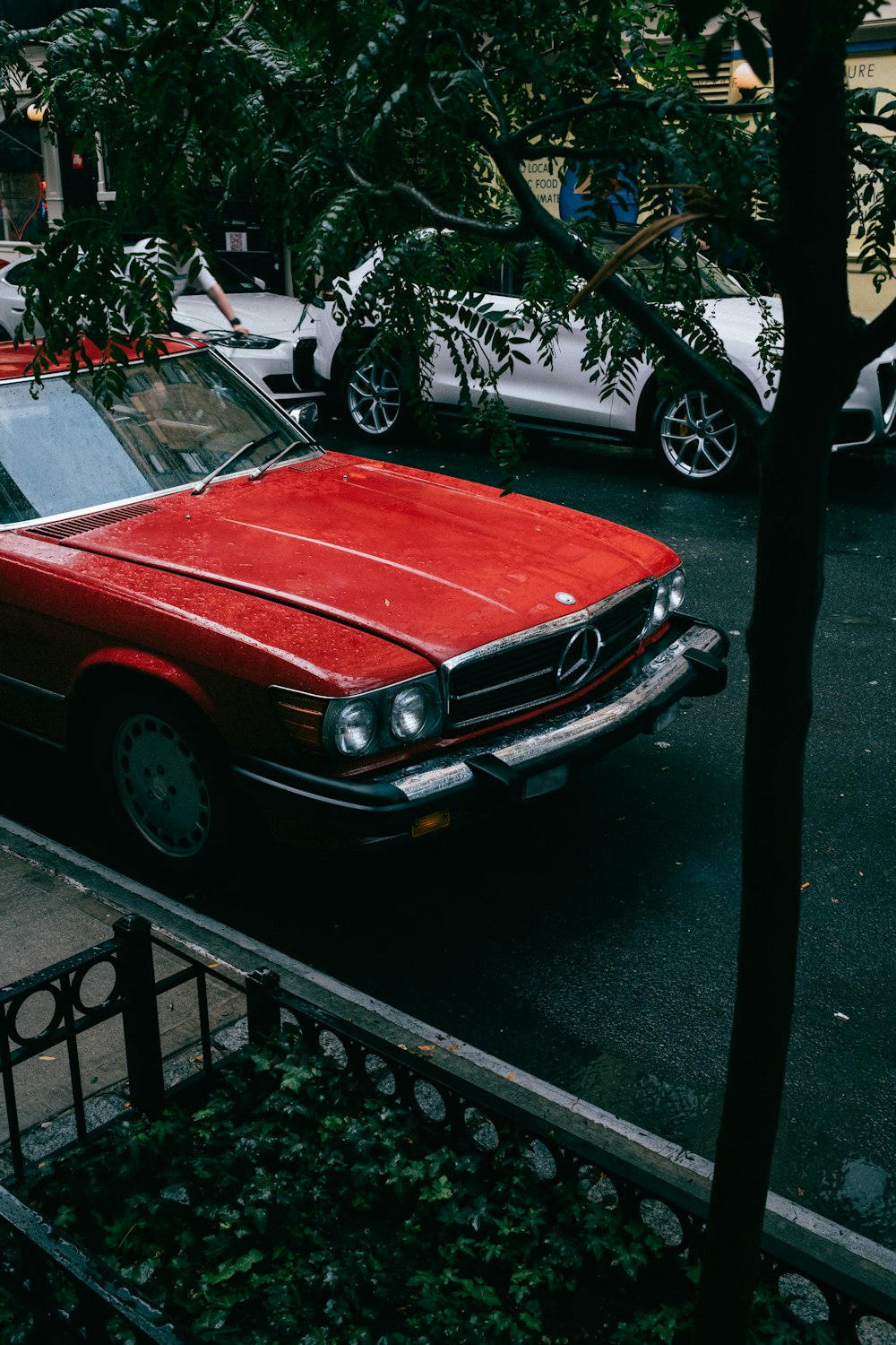 Ein rotes Auto, das am Straßenrand geparkt ist