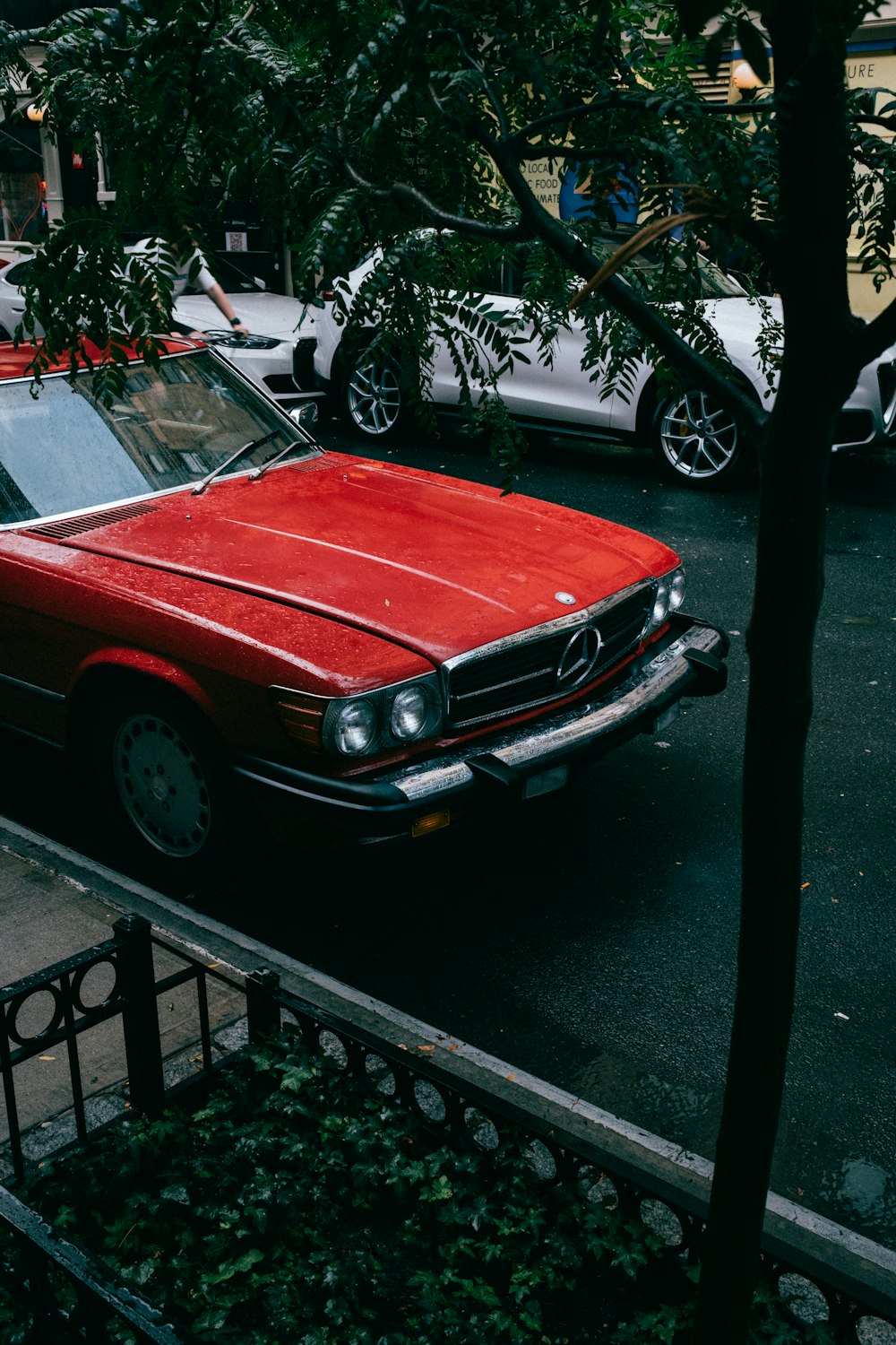 um carro vermelho estacionado no acostamento da estrada