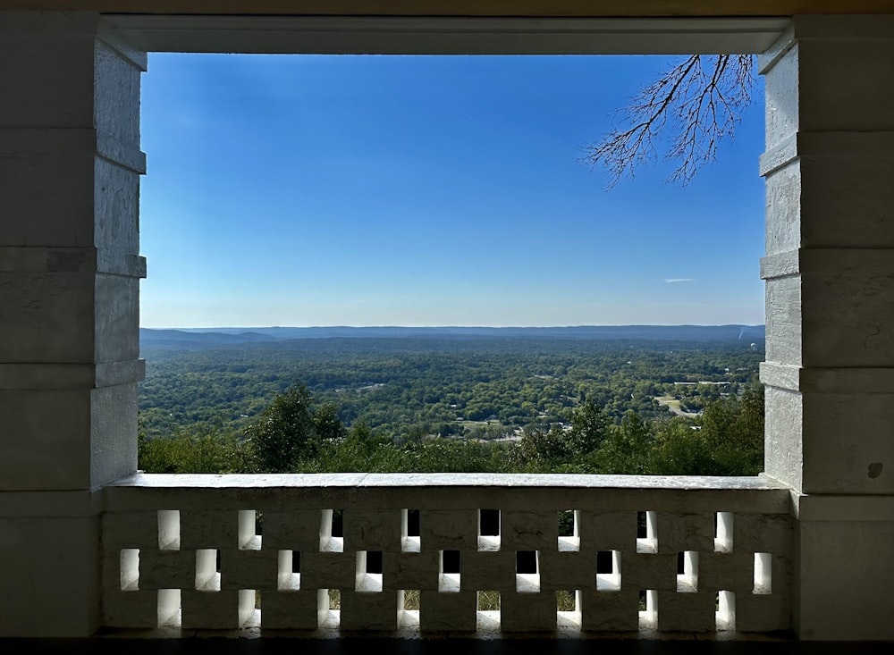 Una vista de un valle desde una ventana
