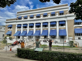 Construction workers renovating the entrance area of Hirschbachbad Aalen.
