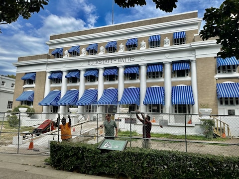 Construction workers renovating the entrance area of Hirschbachbad Aalen.