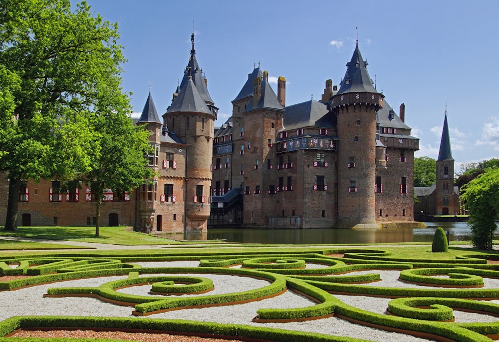 Un château avec un labyrinthe devant lui