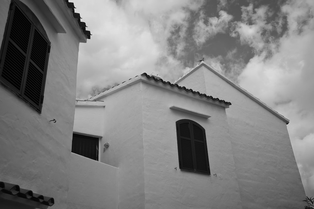 Una foto en blanco y negro de un edificio