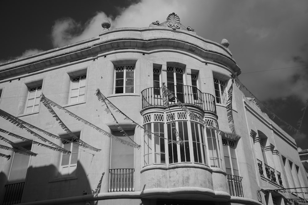 uma foto em preto e branco de um edifício