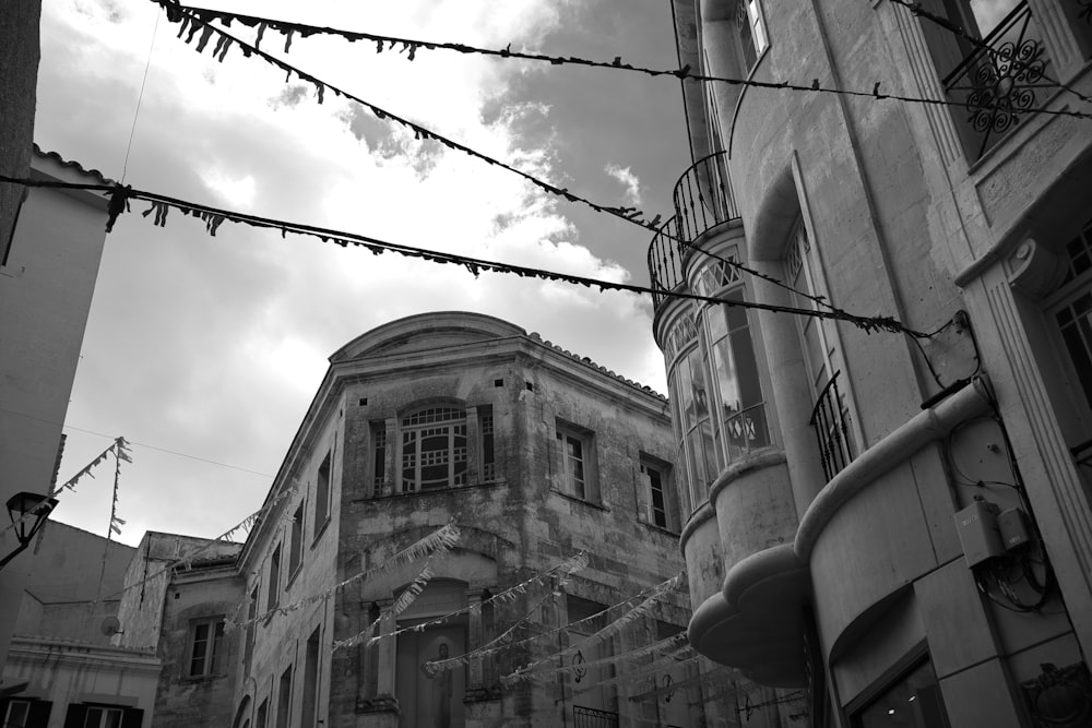 a black and white photo of a building