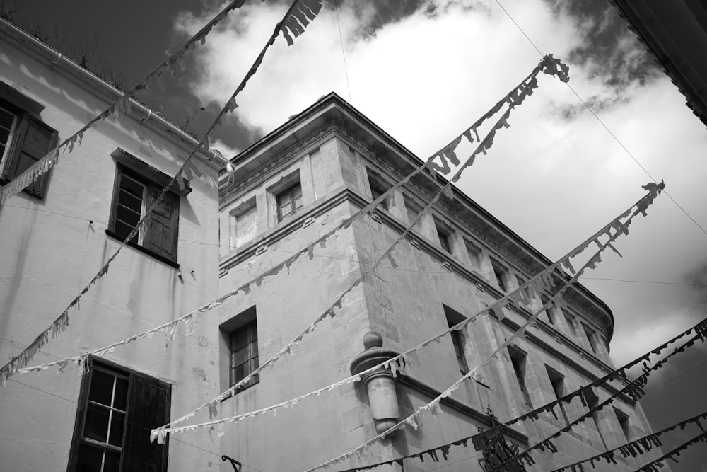 a black and white photo of a building