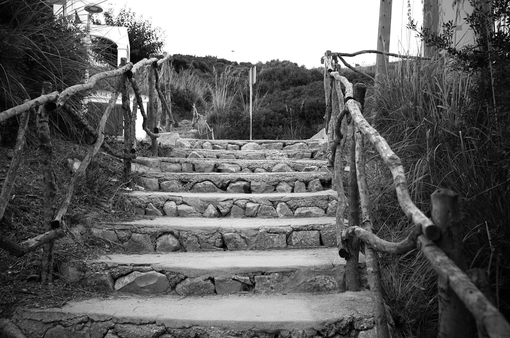 fotografia em preto e branco de um conjunto de escadas de pedra