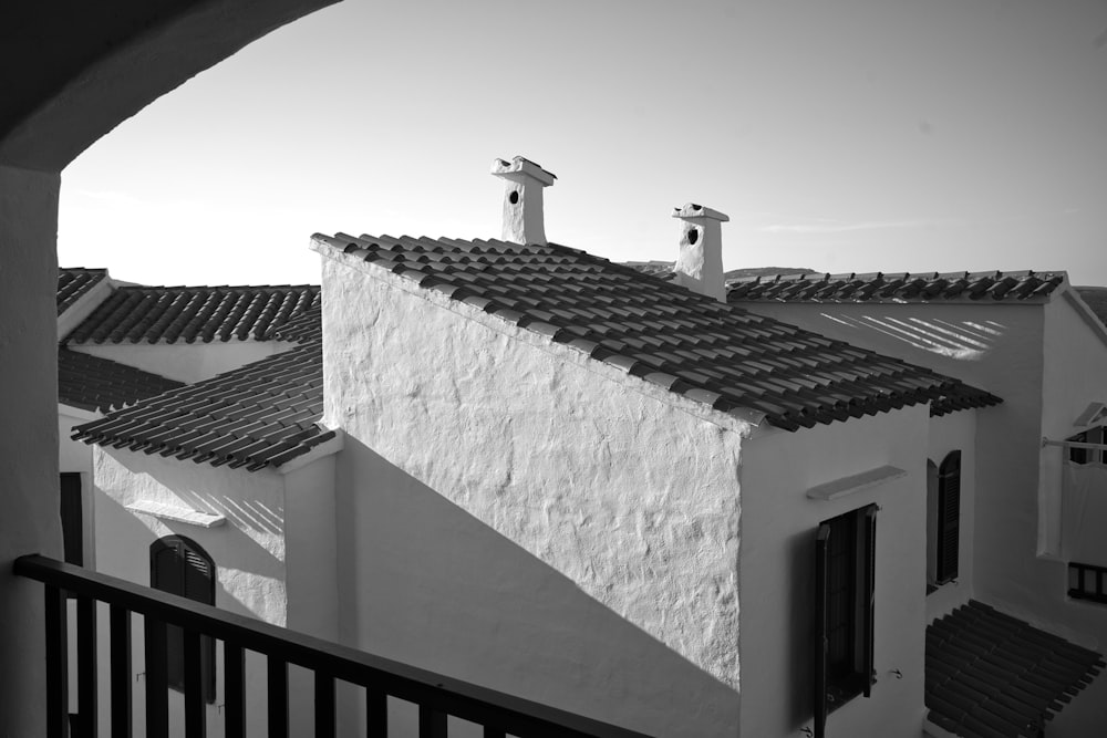 Una foto en blanco y negro de un edificio