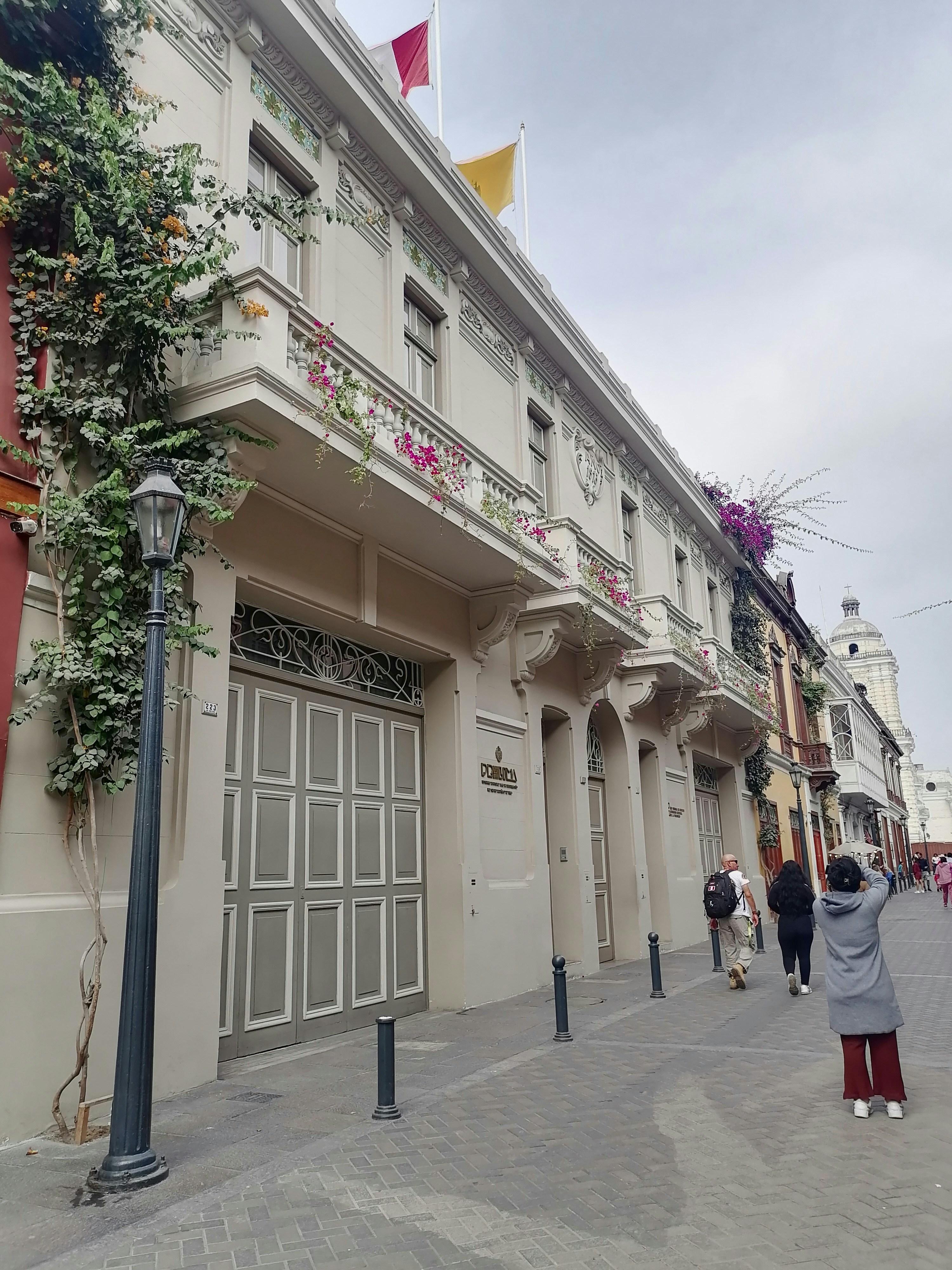 una persona parada frente a un edificio