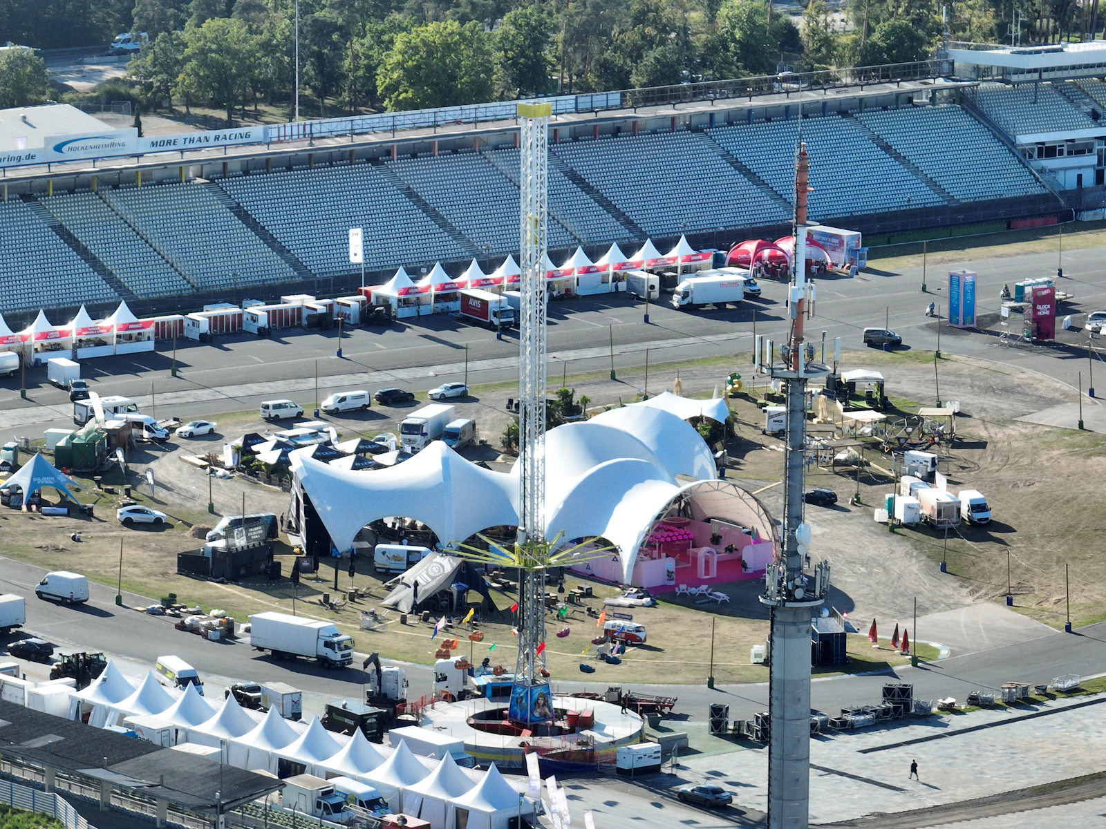 Evenemententerrein met tenten en een podium, gezien van boven