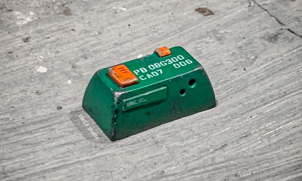 um close up de uma caixa verde no chão