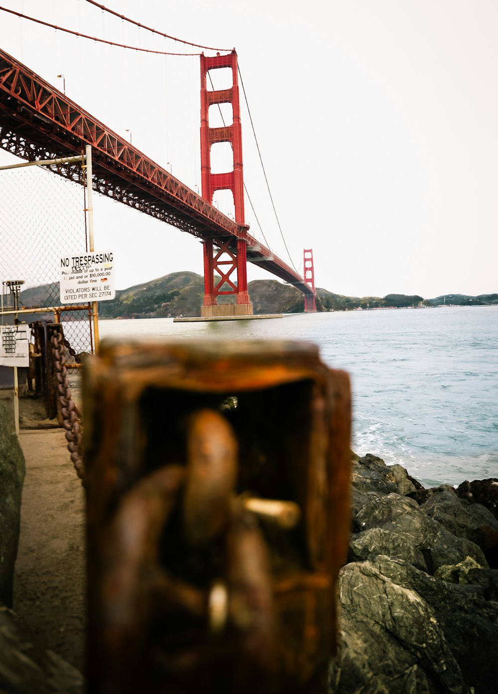 Blick vom Ufer auf die Golden Gate Bridge