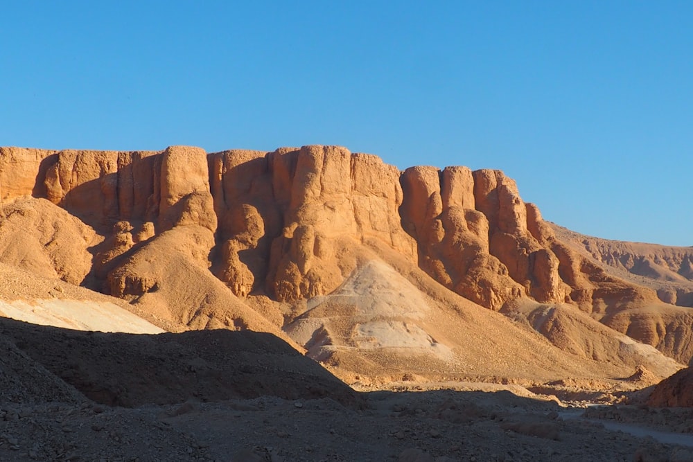 Une chaîne de montagnes au milieu d’un désert