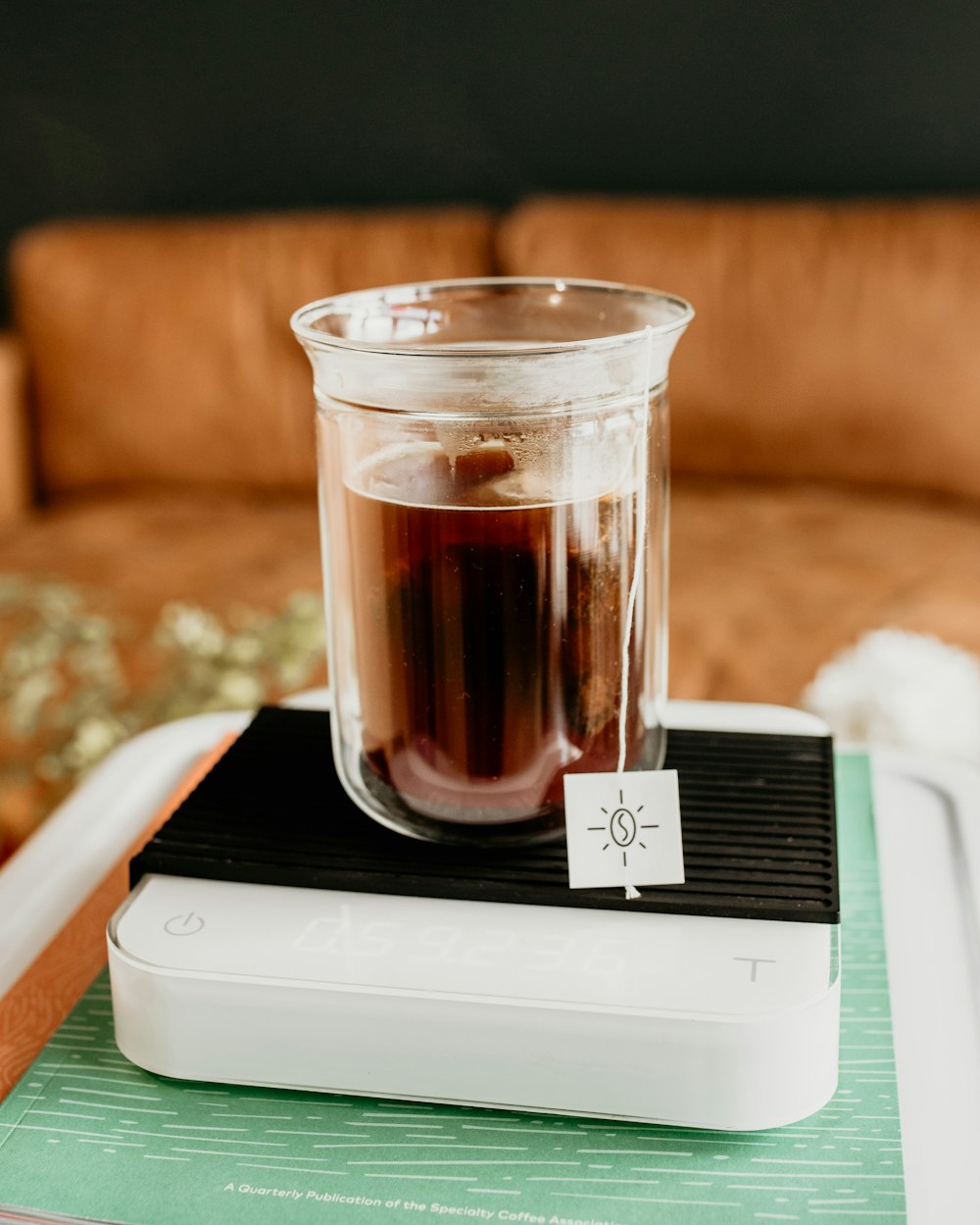 Un vaso de líquido sentado encima de una mesa