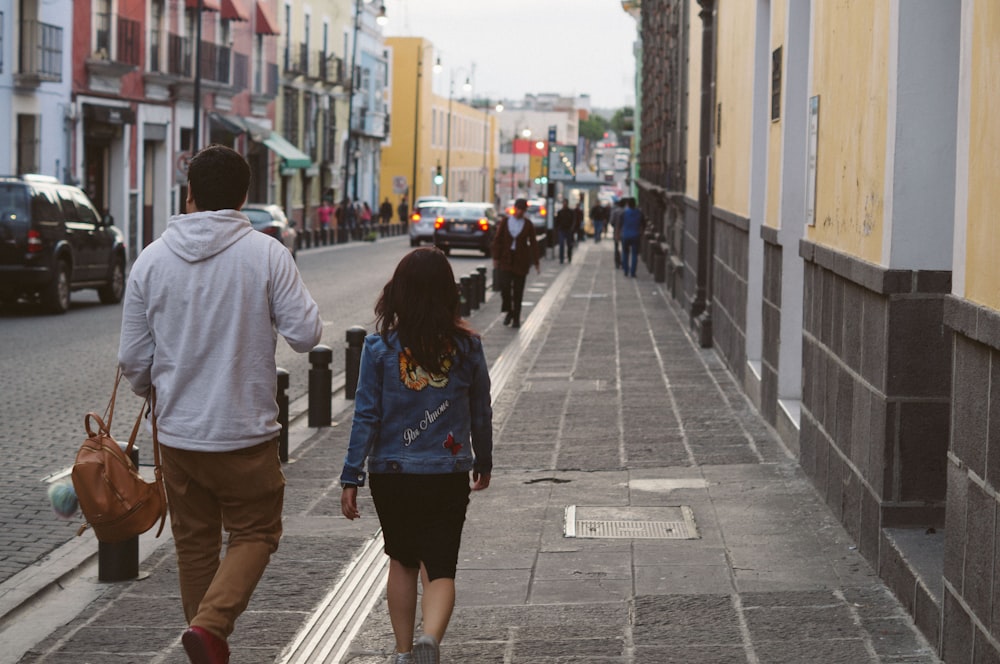 Un hombre y una mujer caminando por una calle