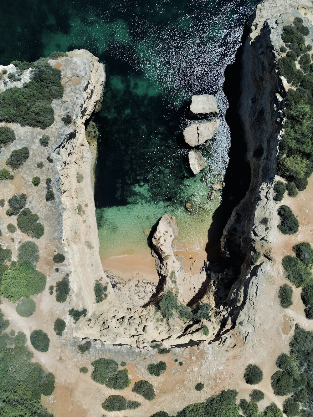 Una vista aérea de un cuerpo de agua cerca de una playa