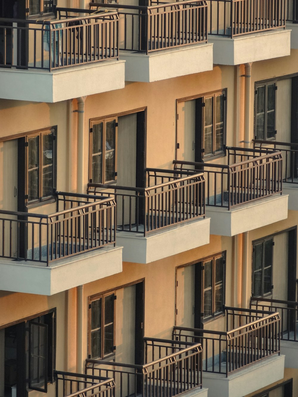 un edificio con balcones y balcones en él