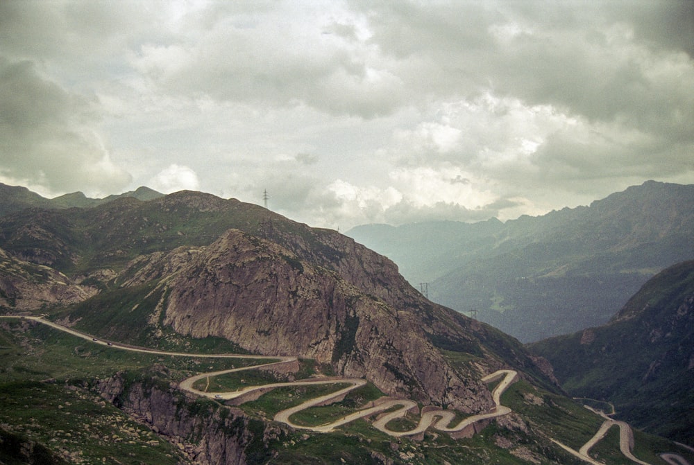 Eine kurvenreiche Straße mitten in einem Berg