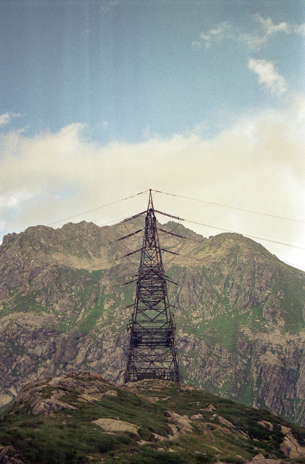 Ein hoher Turm auf einem üppig grünen Hügel