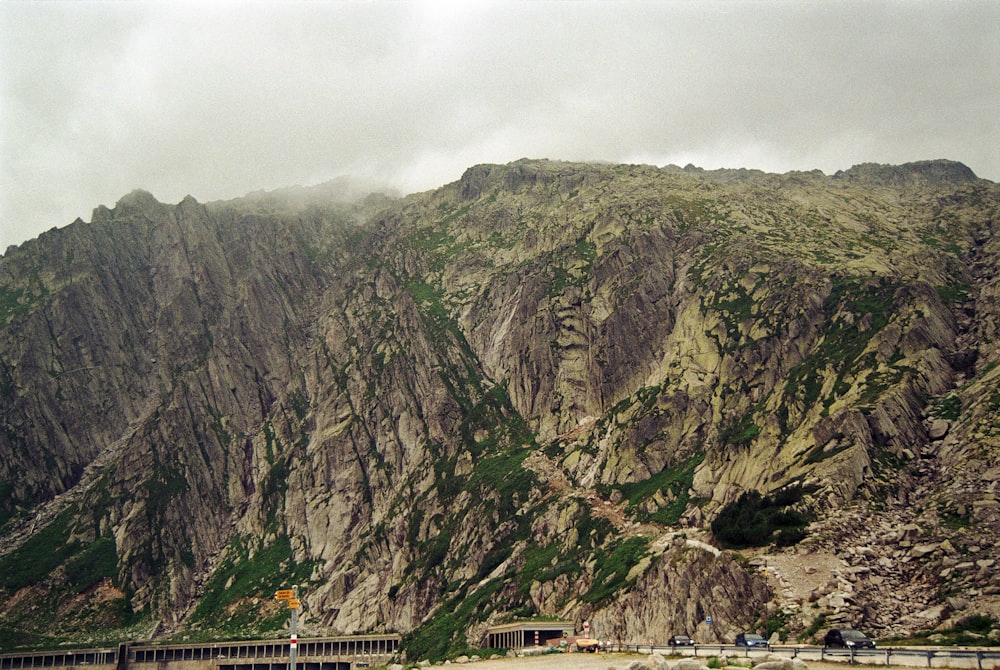 ein großer Berg, durch den eine Straße führt