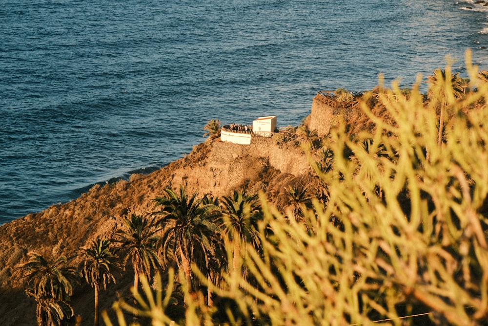 Un bateau est assis au bord d’une falaise