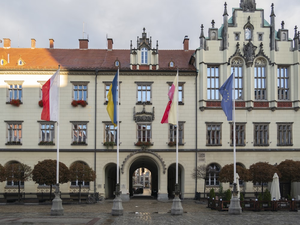 ein großes Gebäude mit wehenden Fahnen davor