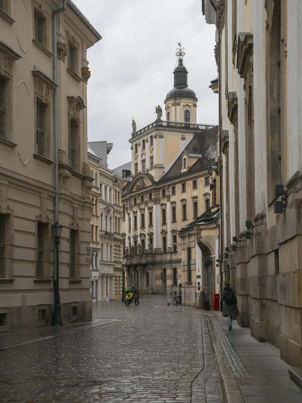 Uma rua de paralelepípedos em uma cidade europeia
