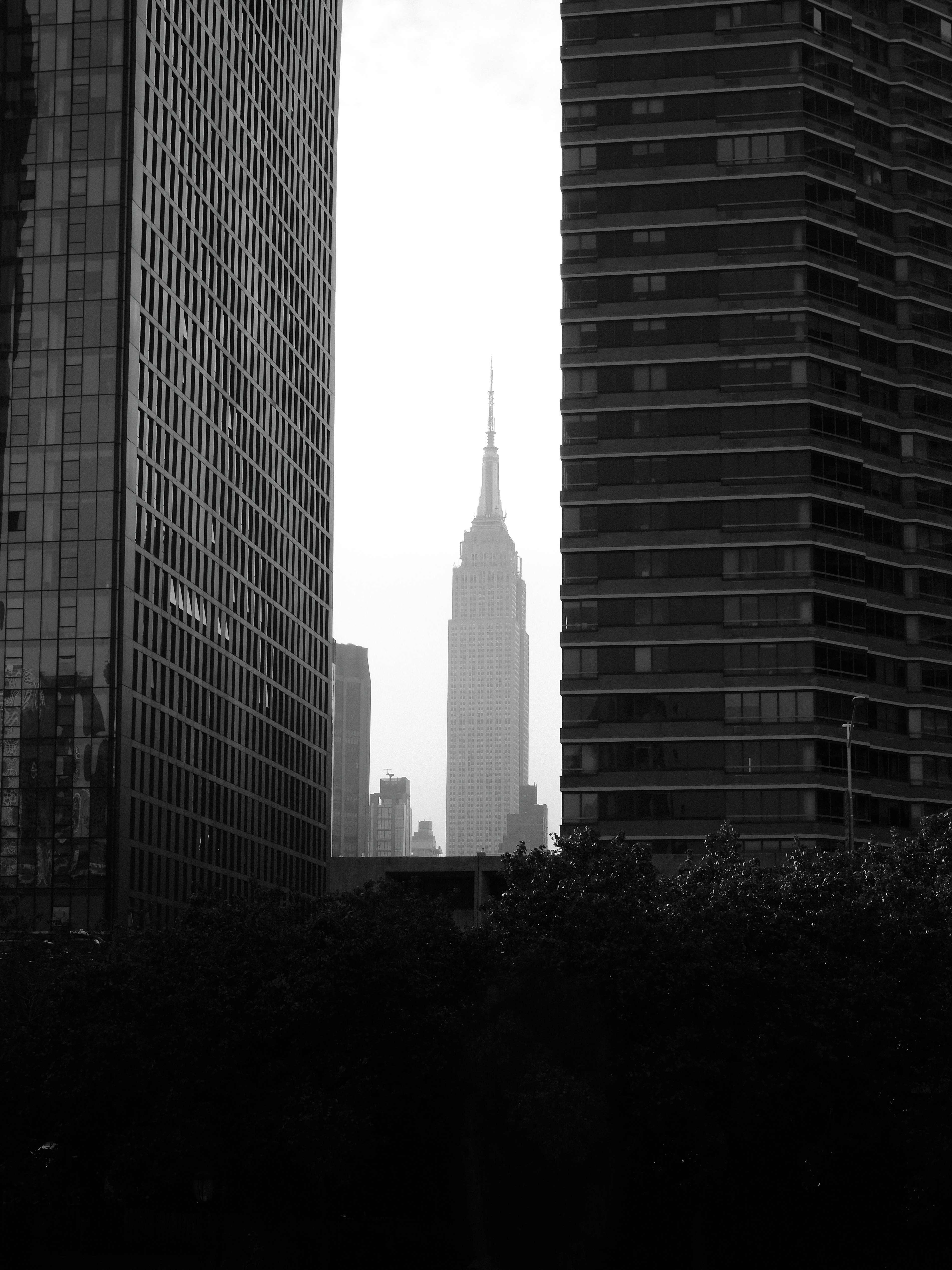 a black and white photo of a city skyline