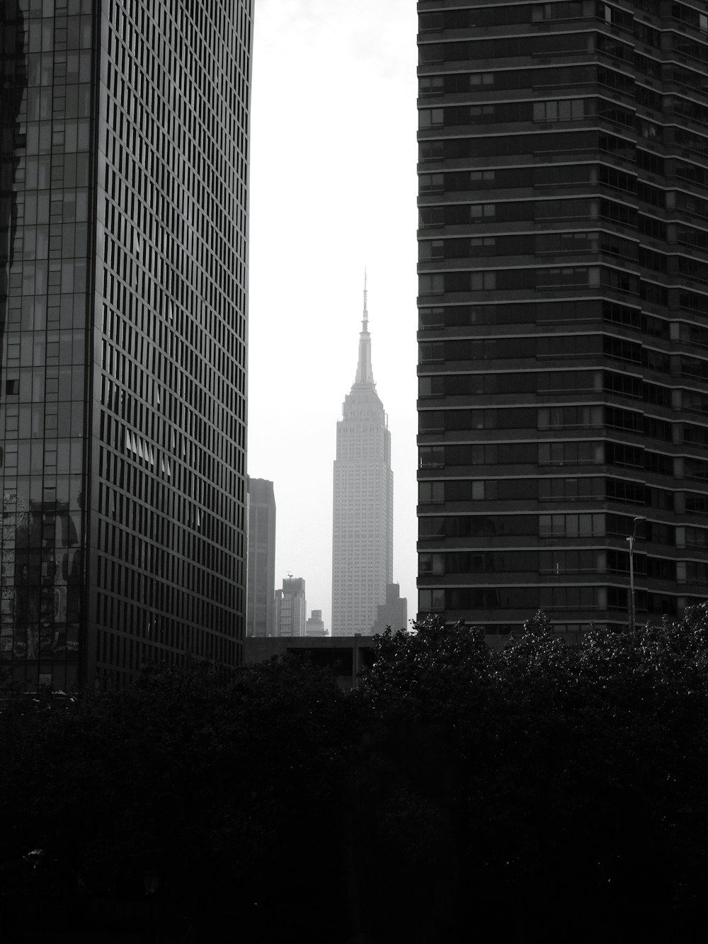 a black and white photo of a city skyline