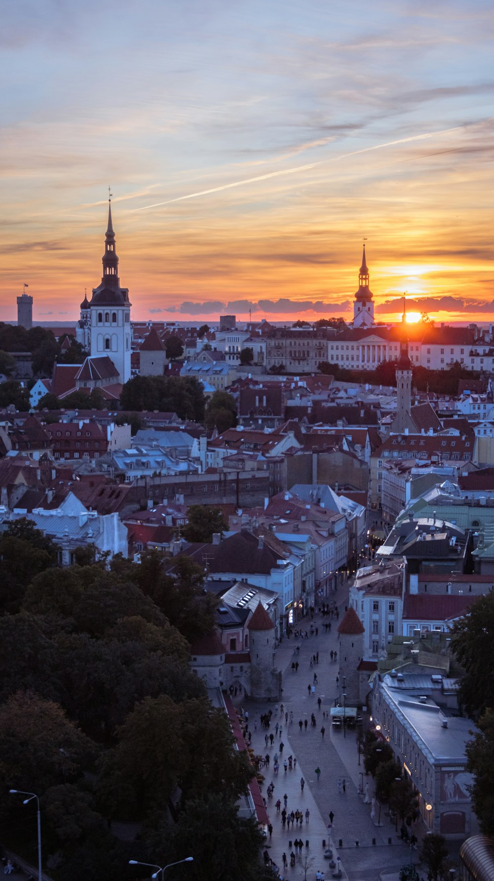 Le soleil se couche sur une ville aux grands immeubles