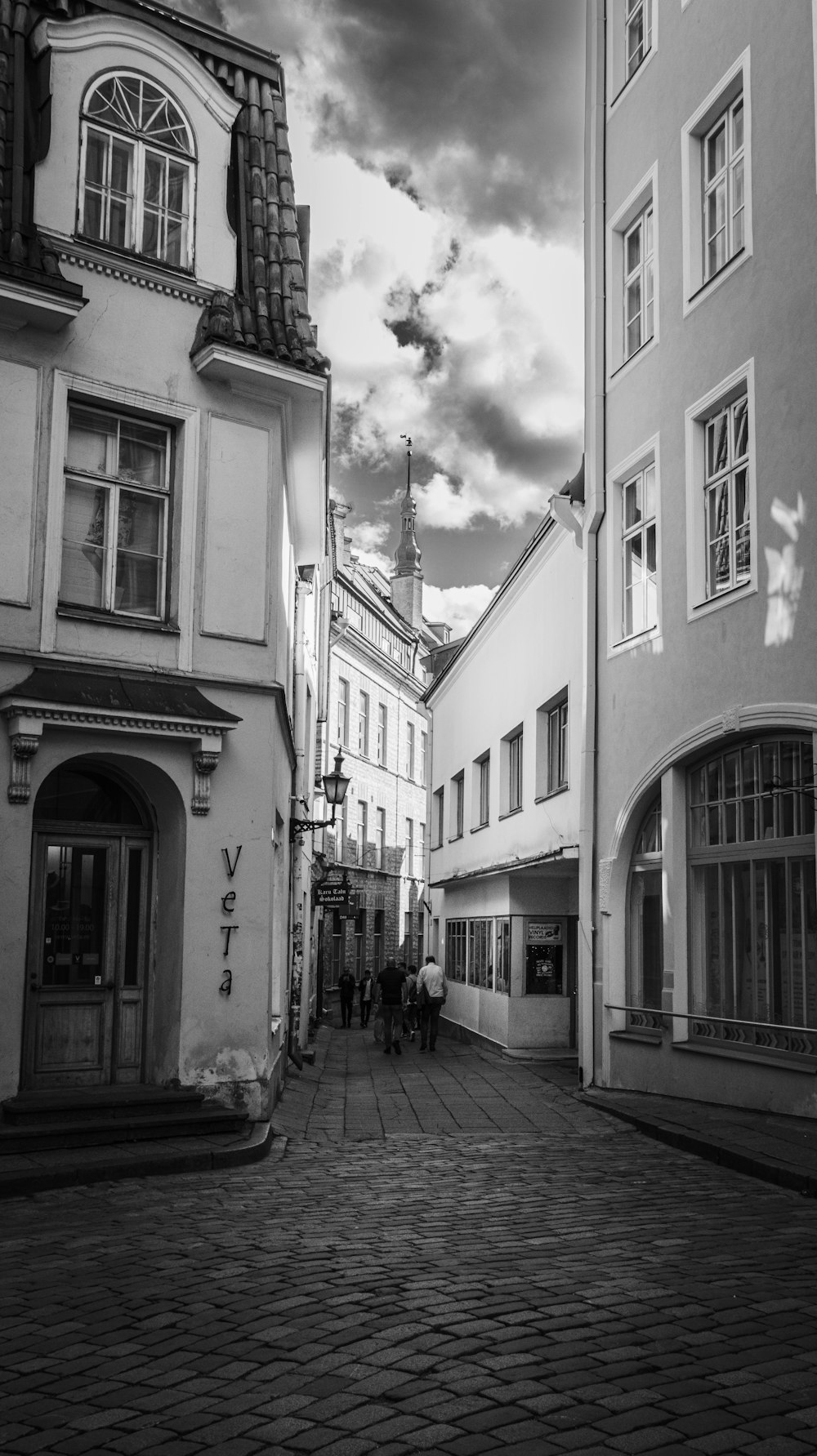 Una foto en blanco y negro de una calle empedrada