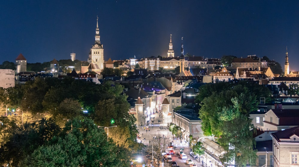 Blick auf eine nächtliche Stadt von einem Hügel aus