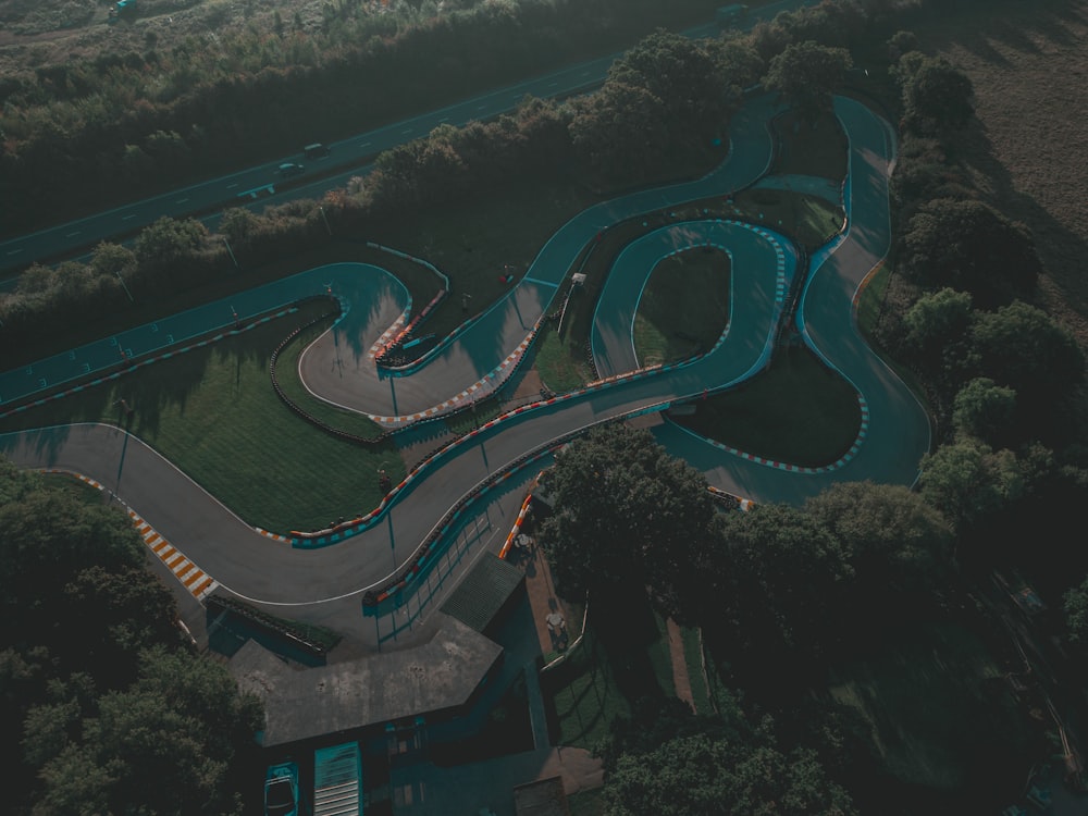 Una vista aerea di una strada curva in un parco