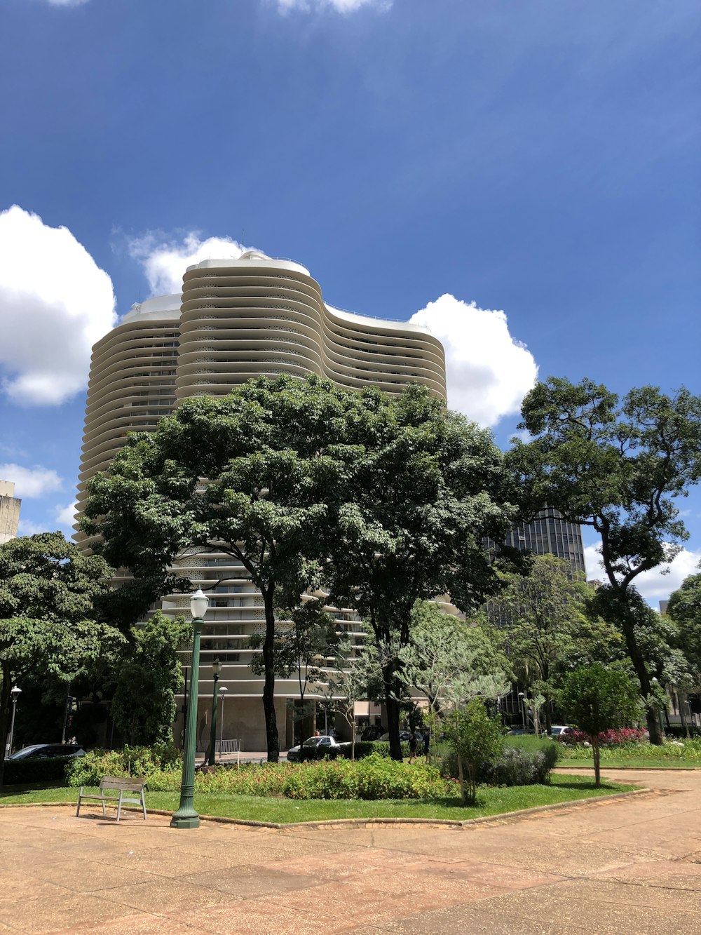 Un gran edificio con muchos árboles frente a él