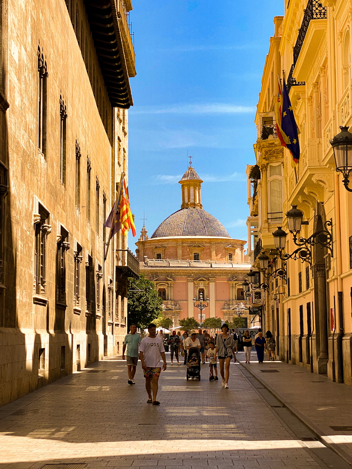 Plaza del centro de Valencia con la cúpula de una basílica al fondo