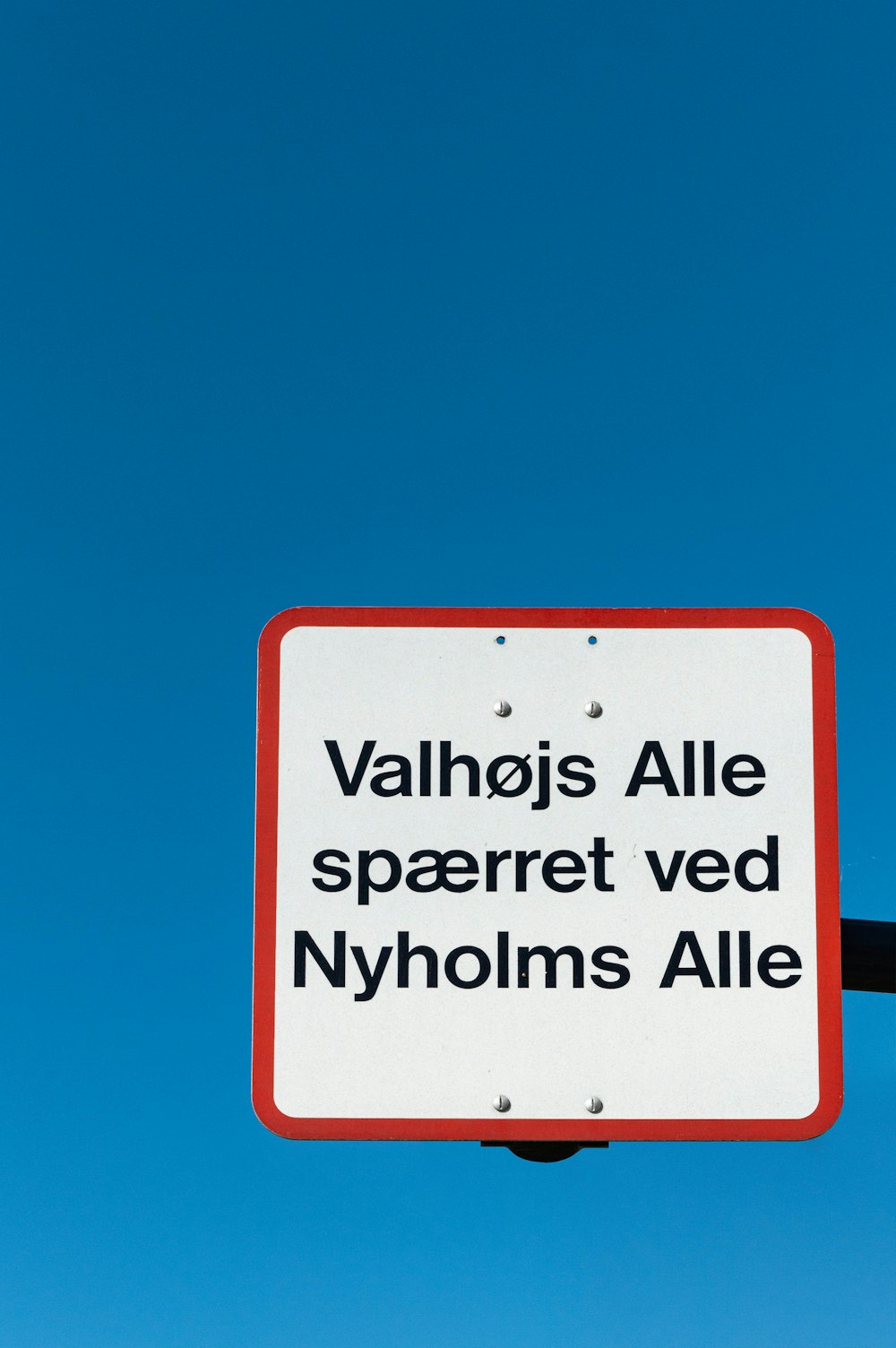 a street sign that says valhlopis alle spearet ved ny
