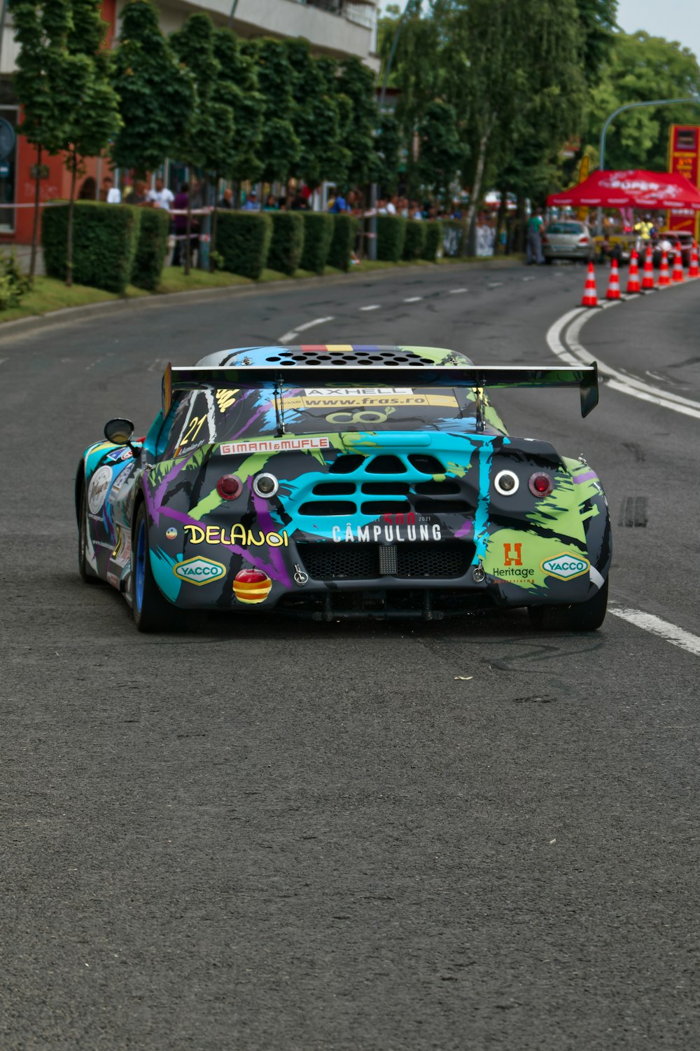 Un coche de carreras conduciendo por una pista de carreras