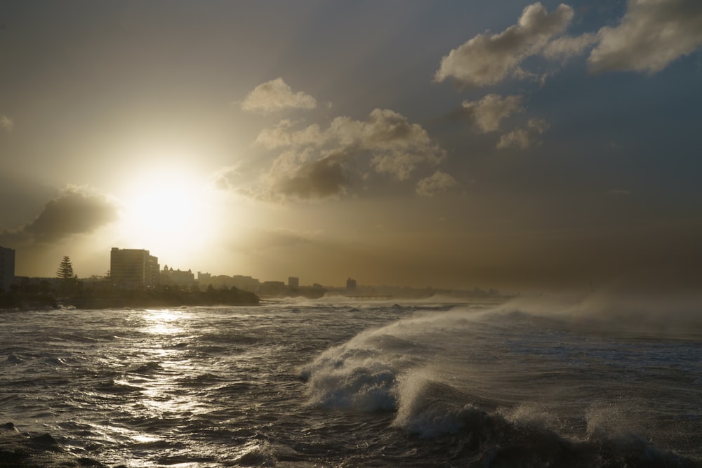 Una gran masa de agua con una ciudad al fondo