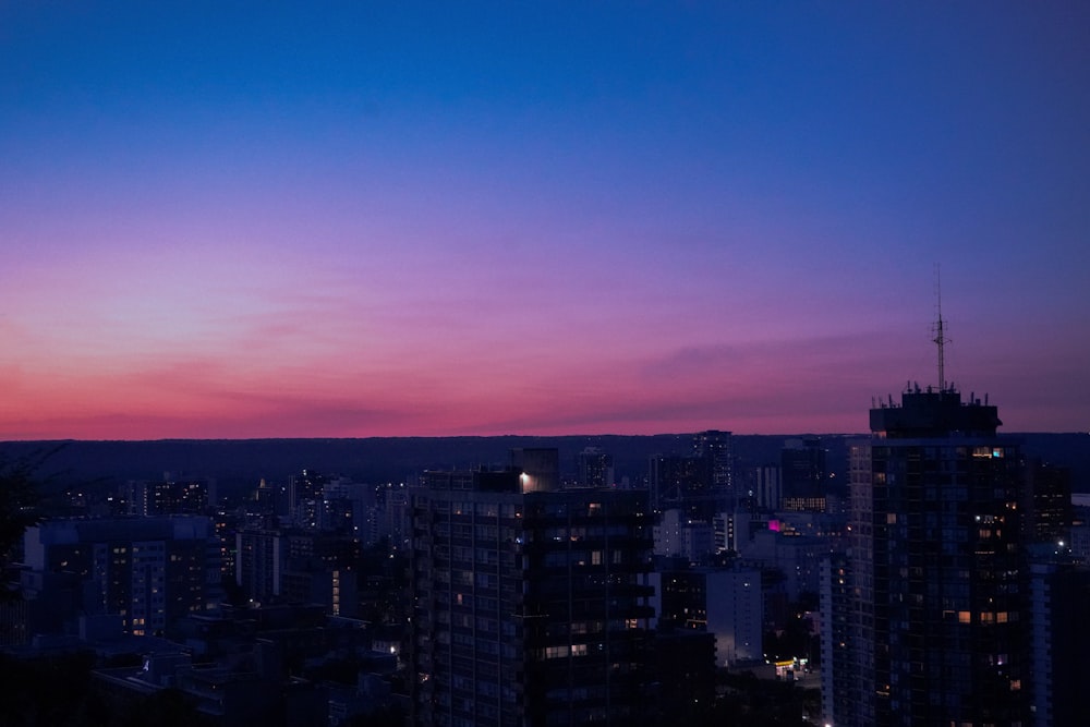 Una vista di una città di notte da un grattacielo