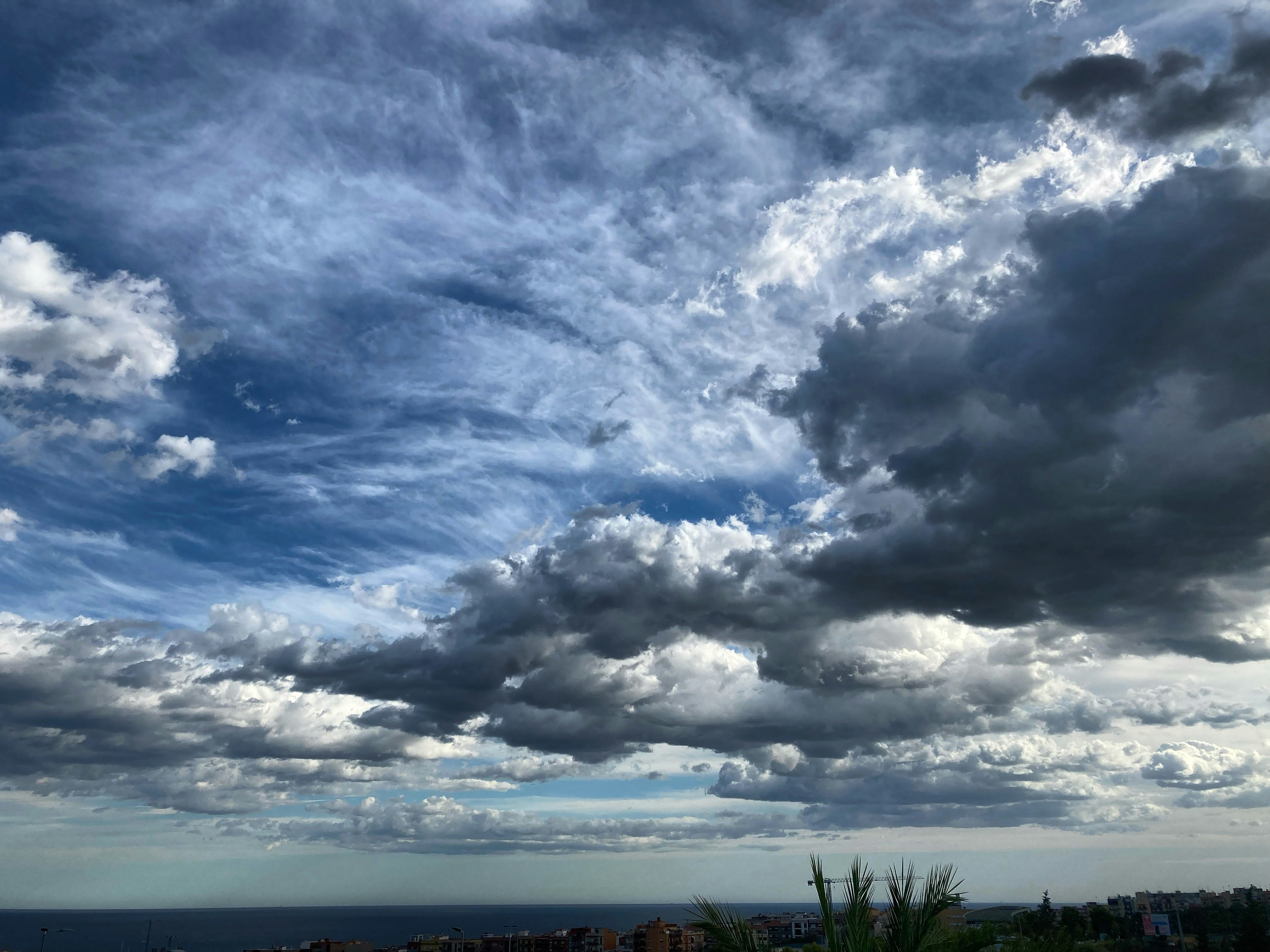 a view of a cloudy sky over a city, Eternidad.