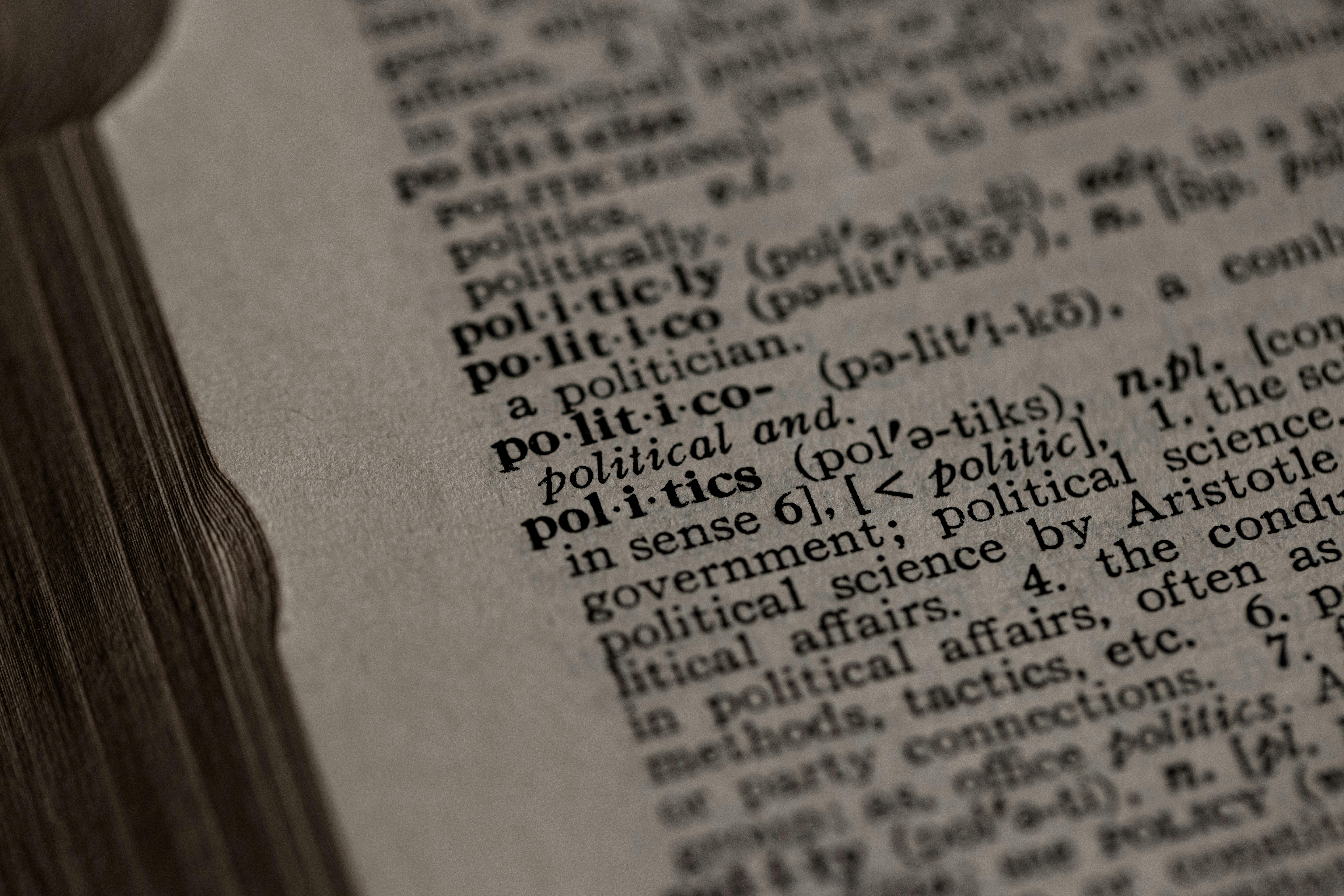 In vier Podcastfolgen: Die Systemfragen zur Macht der Worte