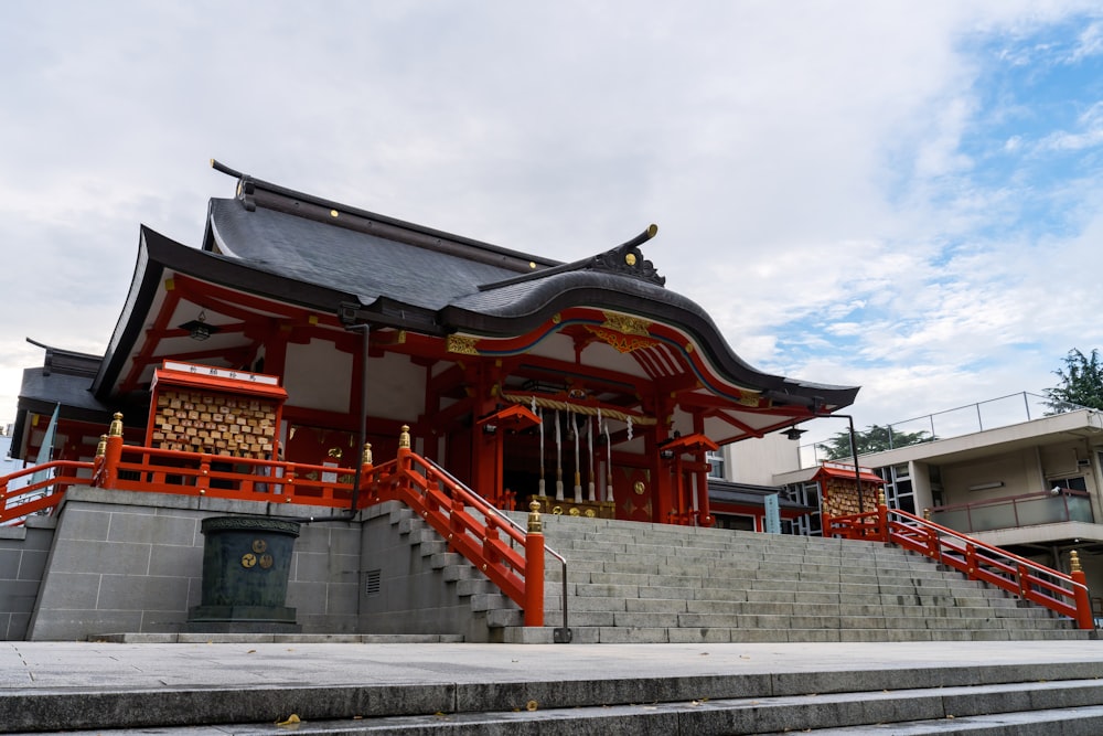 階段が続く赤い建物