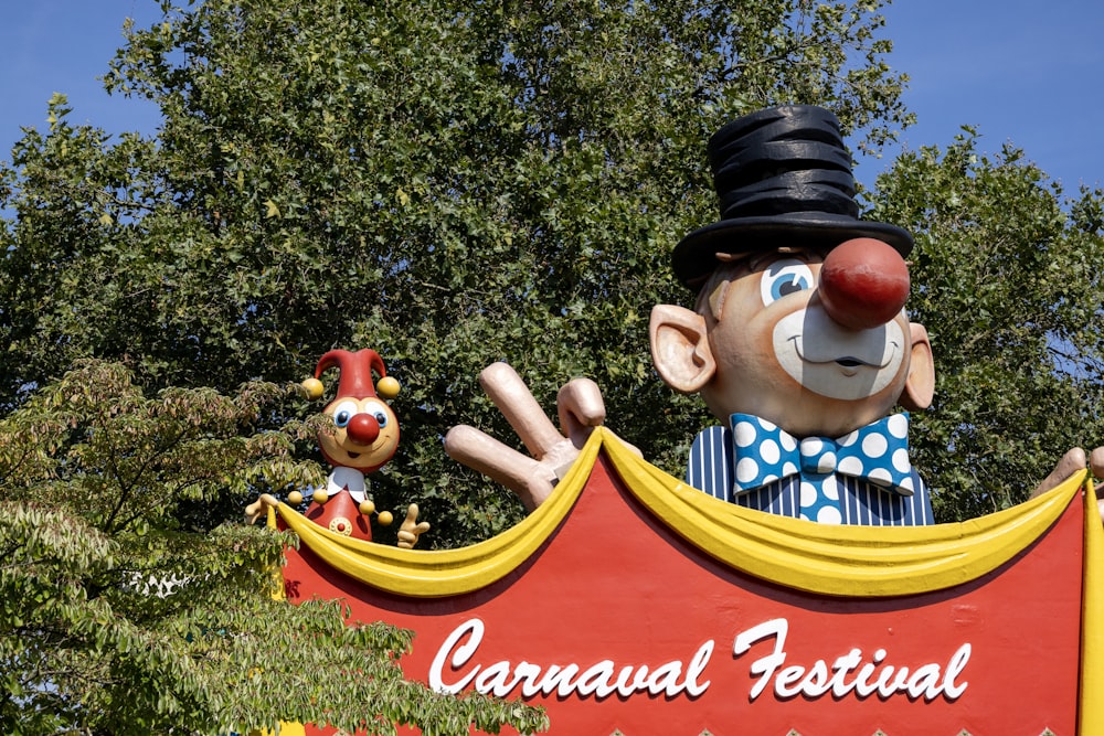 un panneau de carnaval avec un clown et des clowns dessus