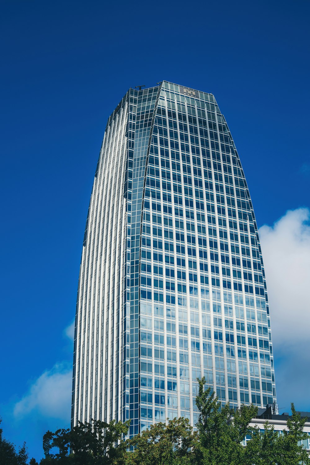 Un edificio muy alto con muchas ventanas