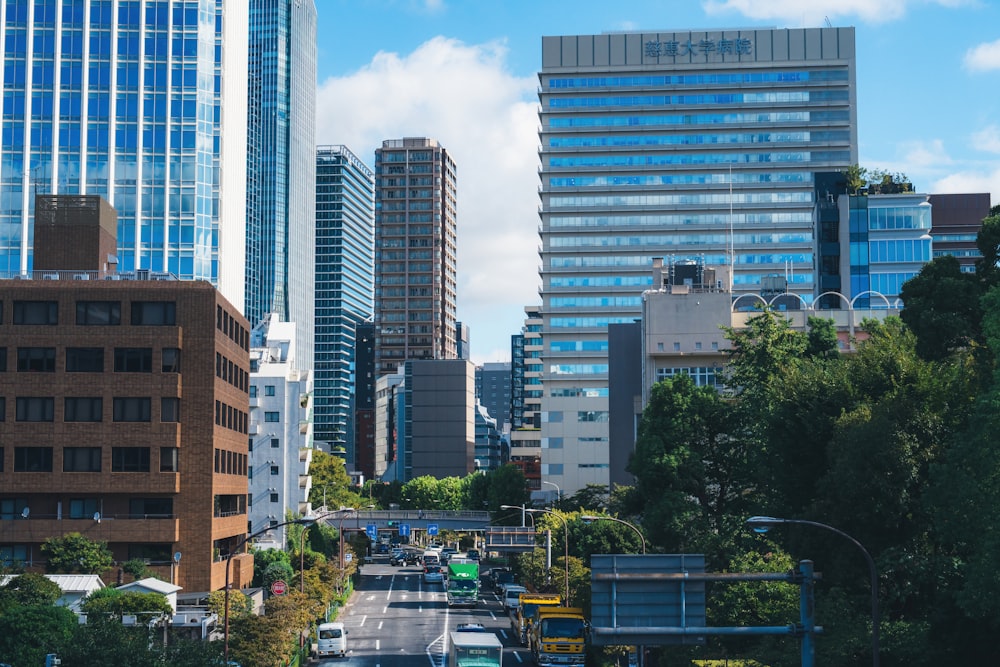 Una calle de la ciudad bordeada de edificios altos y árboles