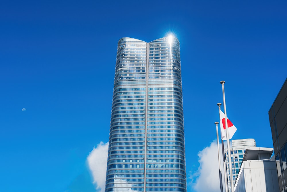 Un edificio alto con una bandera ondeando frente a él