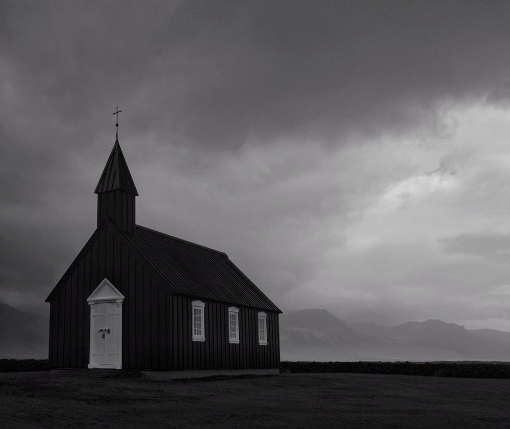 Une photo en noir et blanc d’une église