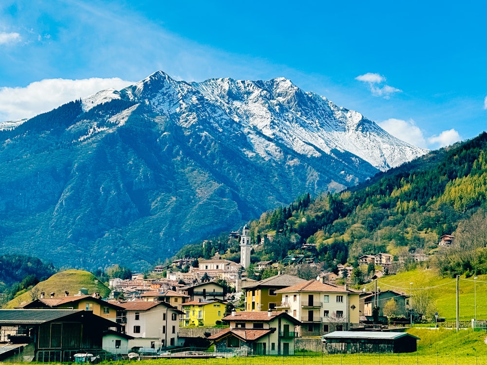 Un pueblo en las montañas con una montaña al fondo