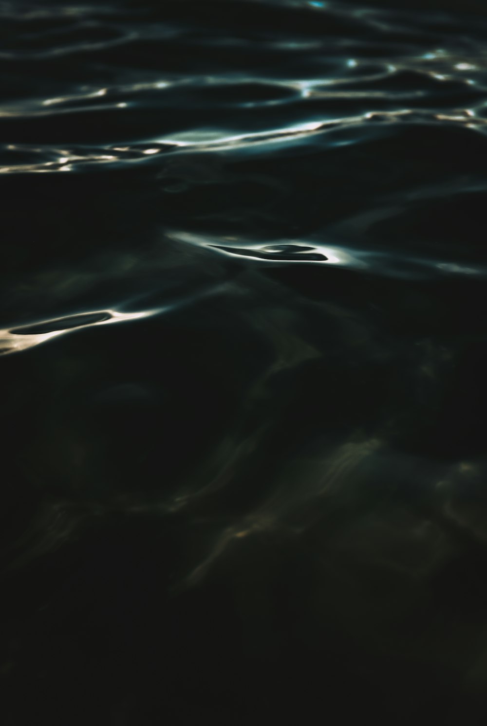 uma foto desfocada da água do oceano