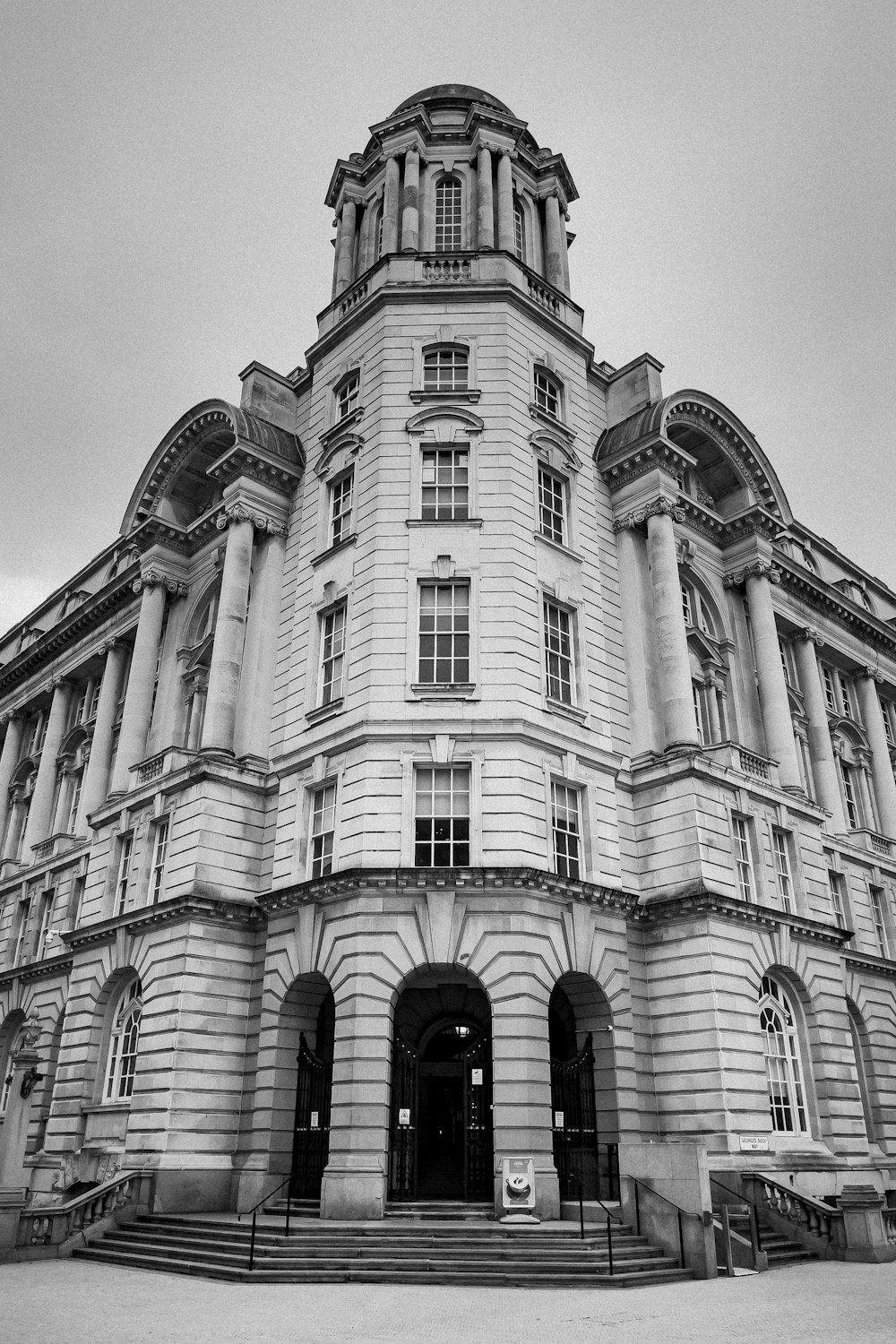 Una foto in bianco e nero di un grande edificio